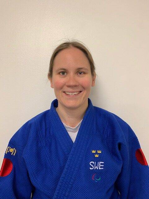 Nicolina Pernheim i blå judodräkt tittar in i kameran.