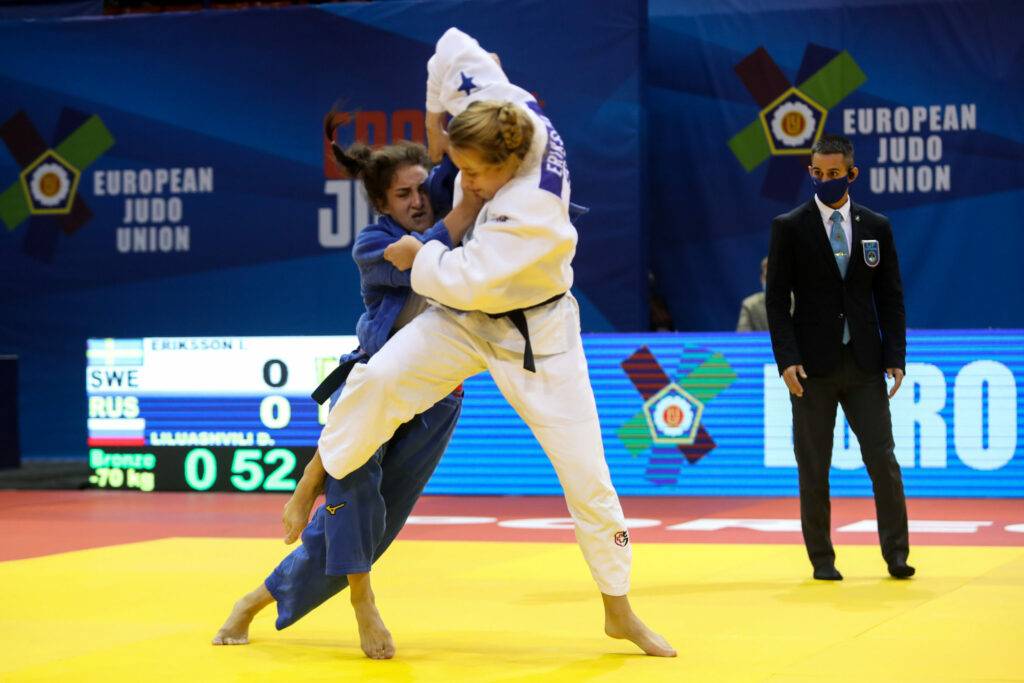 Ida Eriksson i vit judodräkt försöker fälla sin motståndare.