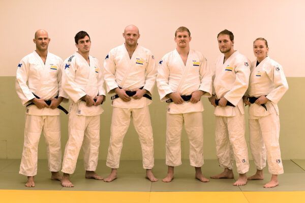 Bild på judolandslaget som står på rad. Från vänster: Robert Eriksson, Tommy Macias, Marcus Nyman, Joakim Dvärby, Robin Pacek och Anna Bernholm.