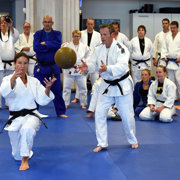Michail Tonkonogi undervisar på en judoutbildning.
