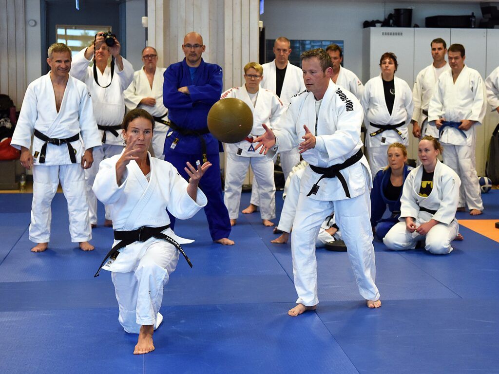 Michail Tonkonogi undervisar på en judoutbildning.