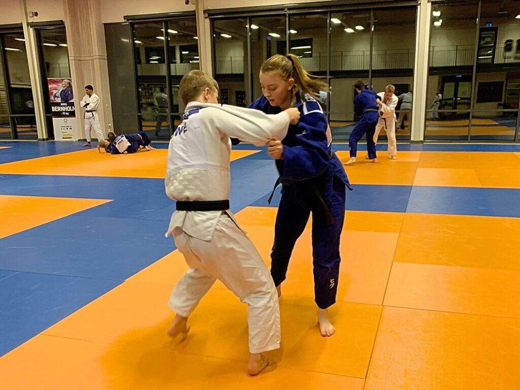 Elever vid judogymnasiet tränar judo.
